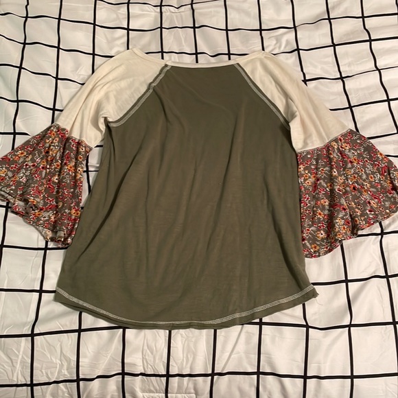 Women’s 3/4 flutter sleeve top size XS - Picture 2 of 3